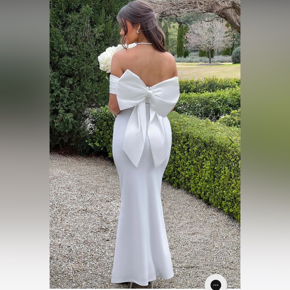 Elegant White Maxi Dress with Bow